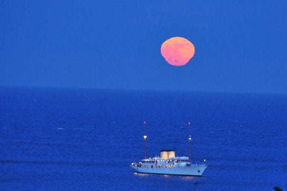 La luna llena fotografiada sobre el mar desde Niza el 7 de junio de 2009. Foto: Jean-Marc Audrin.
