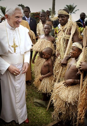 El Papa Benedicto XVI, agasajado por un grupo de pigmeos de la tribu Baka. Foto: Reuters.