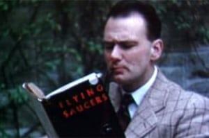 Patrick Moore leyendo 'Flying saucers', de Donald H. Menzel, en una escena de 'Them in the thing'. Foto: 'The Irish Independent'.