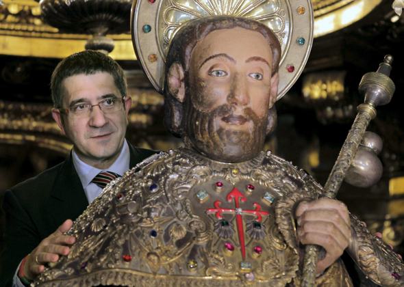 El lehendakari López, abrazando al apóstol Santiago. Foto: Efe.