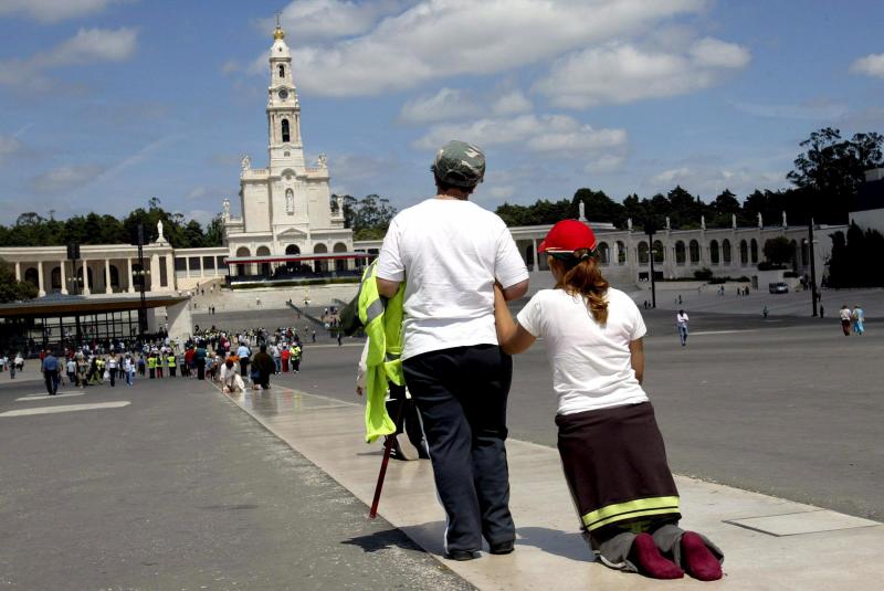 Dos peregrinas caminan hacia el santuario de Fátima. Foto: Efe.