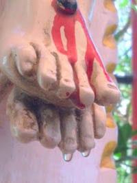 Agua goteando del pie de la estatua de Cristo Crucificado de Nuestra Señora de Velankanni, en India. Foto: Rationalist International.