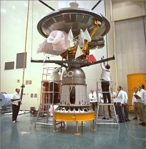 La 'Pioneer 10', poco antes del lanzamiento. Foto: NASA.