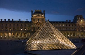 "SÍMBOLO. La pirámide del Louvre, que no está construida con 666 paneles de cristal, como dice Brown. Foto: Sony Pictures.