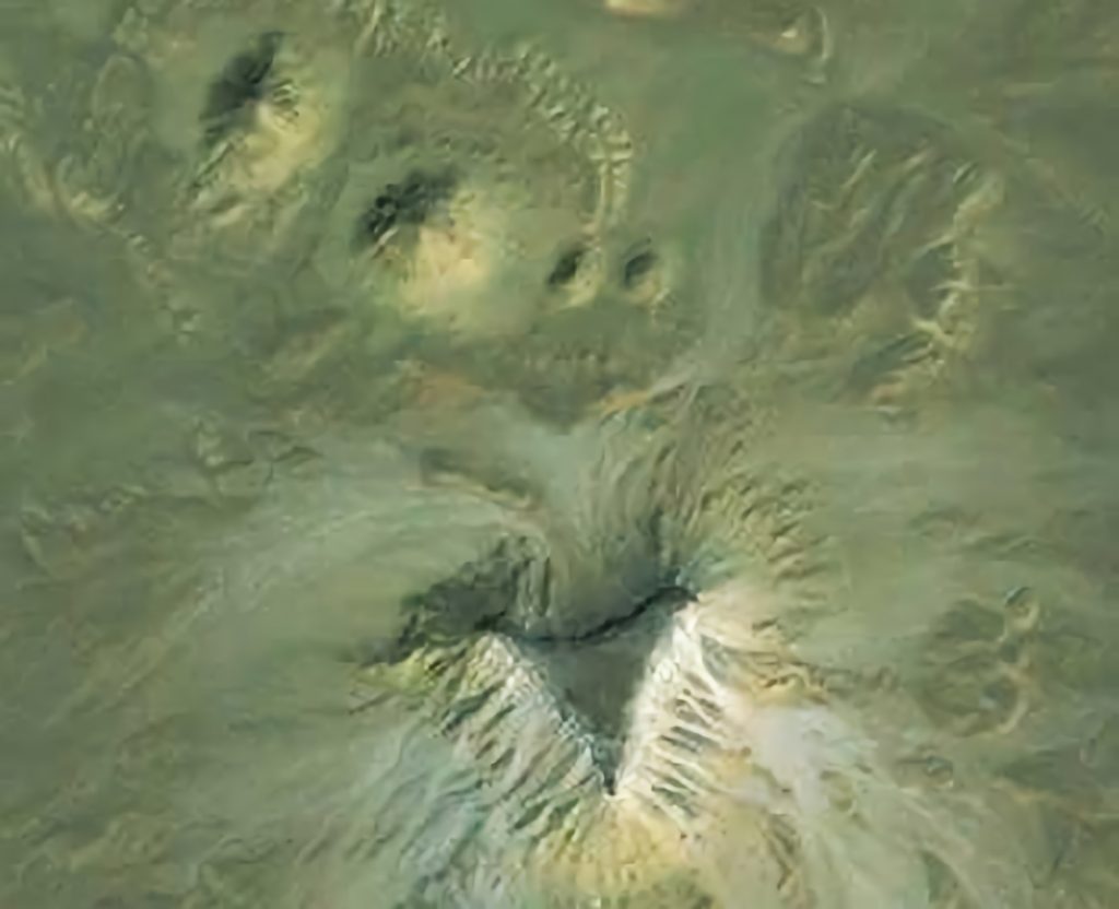 Los cuatro montículos y la gran meseta triangular que Angela Micol considera pirámides. Foto: Google Earth.