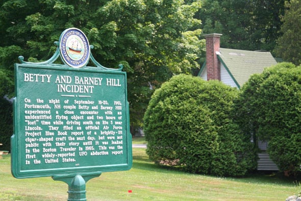 La placa conmemorativa en honor a los primeros abducidos colocada por la División de Patrimonio Histórico de New Hampshire. Foto: Peter Spanos.