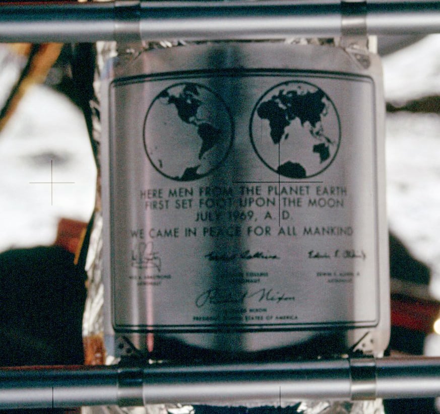 Placa conmemorativa en la escalerilla del módulo lunar del 'Apollo 11'. Foto: NASA.