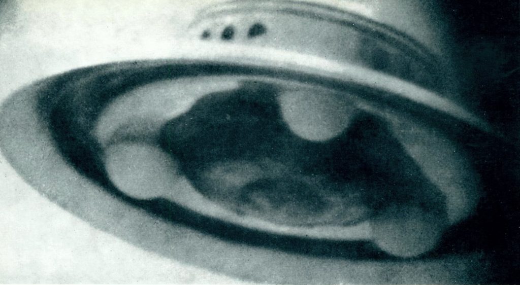 El platillo volante venusiano de George Adamski. Foto: 'Flying saucers have landed'.