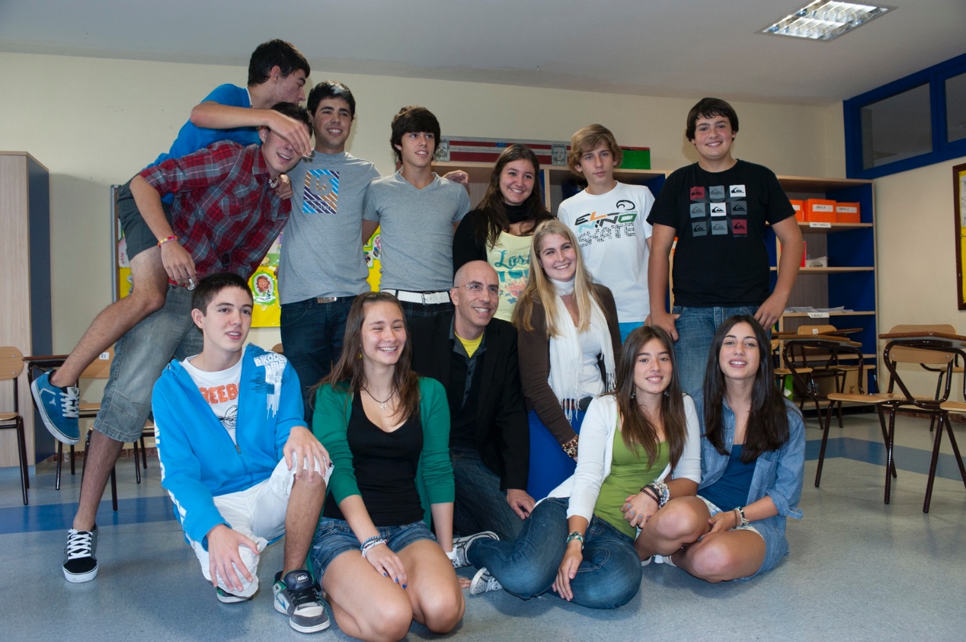 Luis Alfonso Gámez, con algunos de los alumnos del colegio El Regato que participaron en la grabación de 'Escépticos'. Foto: Iñaki Escubi.