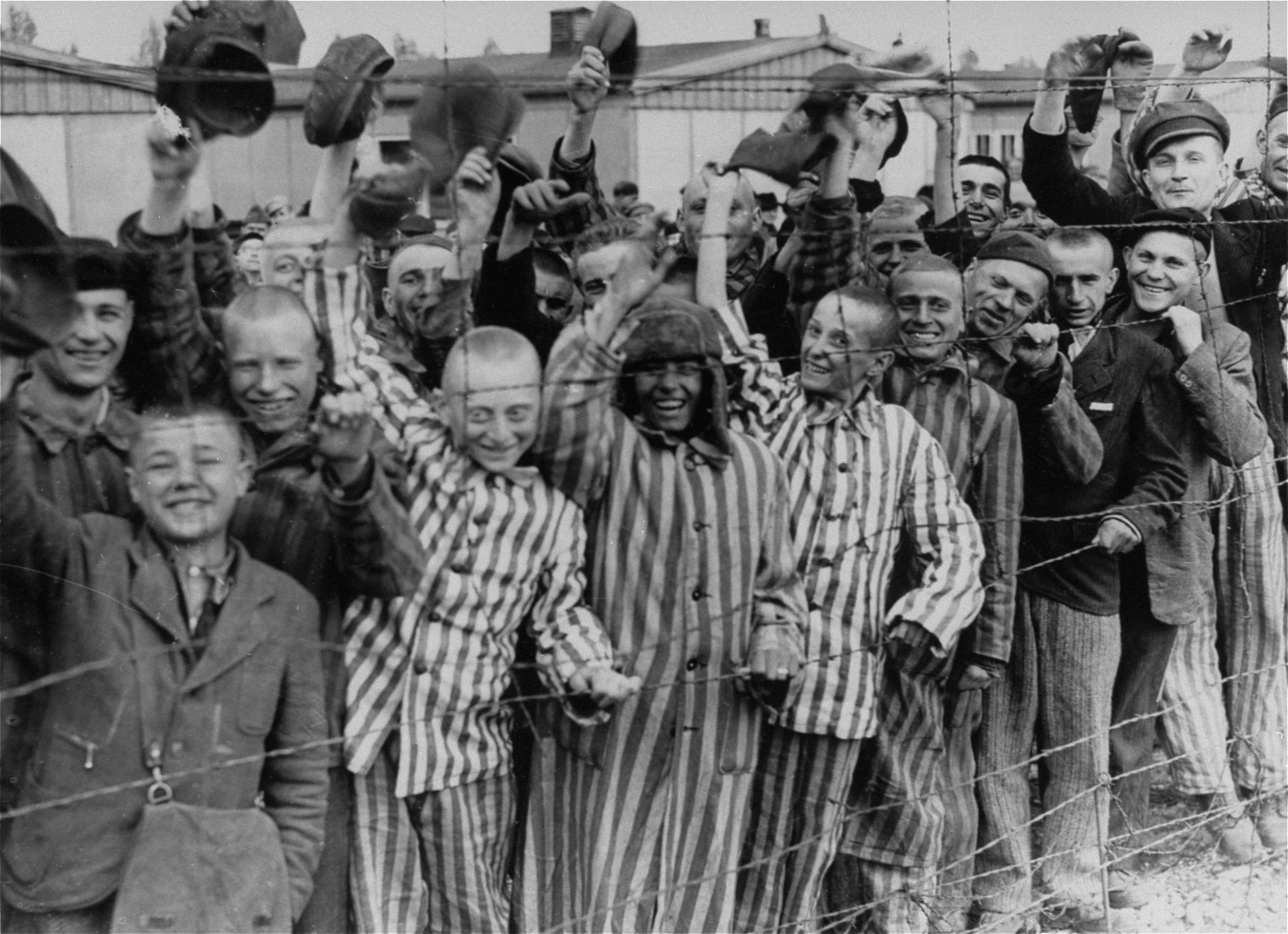 Prisioneros de Dachau saludan a las tropas estadounidenses a su entrada al campo de concentración.