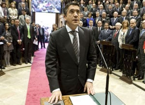 El lehendakari López promete el cargo sobre el Estatuto y sin símbolos religiosos, en la Casa de Juntas de Gernika. Foto: Efe.