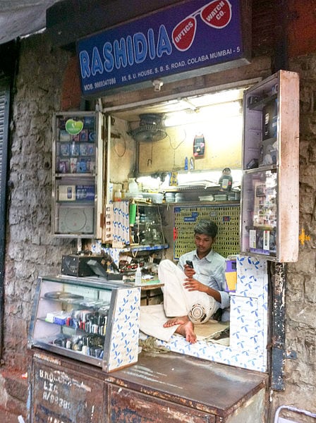 Quiosco de reparación de móviles en Bombay. Foto: Victor Grigas.