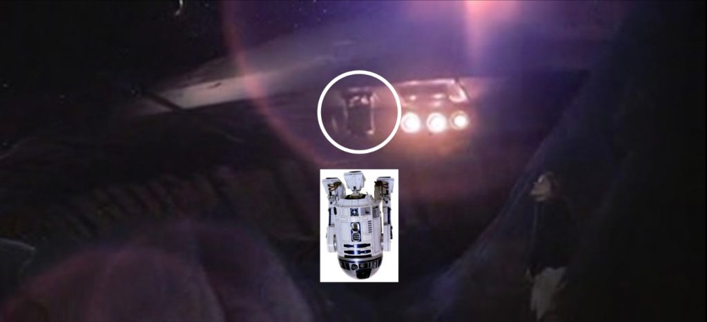 R2-D2, en la gran nave nodriza en la Torre del Diablo.