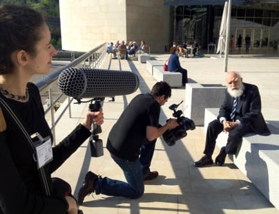 Yana Zeltser y Justin Weinstein graban a James Randi delante del Museo Guggenheim de Bilbao. Foto: L.A. Gámez.