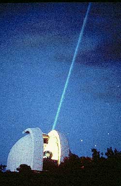 Rayo láser enviado hacia la Luna desde el Observatorio McDonald. Foto: NASA.