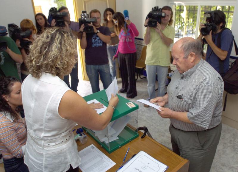 Un vecino de Los Villares vota en el referéndum para autorizar la instalación de una antena de telefonía. Foto: Efe.