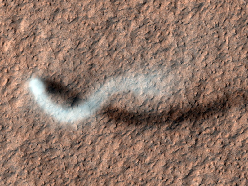 Remolino de polvo y su sombra fotografiados en Amazonis Planitia por el 'Mars Reconnaissance Orbiter'. Foto: NASA.