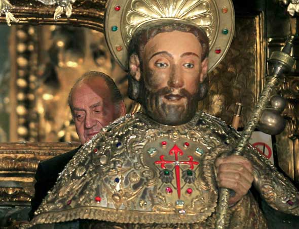 El Rey Jabraza la imagen de Santiago, tras la Ofrenda Nacional al Apóstol. Foto: Efe.