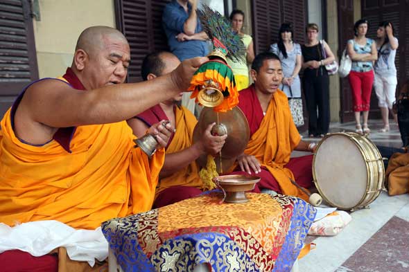 Los monjes tibetanos, durante la ceremonia de purificación en el palacio de Miramar donostiarra. Foto: Nagore Iraola.