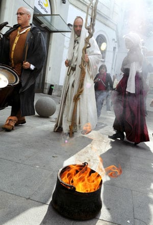 Manuel aneiros baila alrededor del fuego en Madrid para atraer la suerte a la candidatura olímica. Foto: Efe.