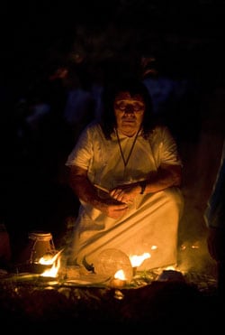 Un brujo maya oficia un ritual con una calavera de cristal en Palenque. Foto: AP.