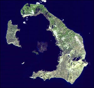 La isla de Santorini, fotografiada por el satélite 'Terra' de la NASA. Foto: NASA.