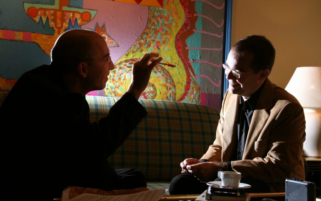 Javier Sierra y Luis Alfonso Gámez, en un momento de la entrevista. Foto: Mitxel Atrio.