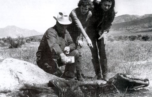 El 'ranger' Duane Martin examina el cuerpo de Snippy con un contador Geyger, ante la mirada de su dueña y una amiga.