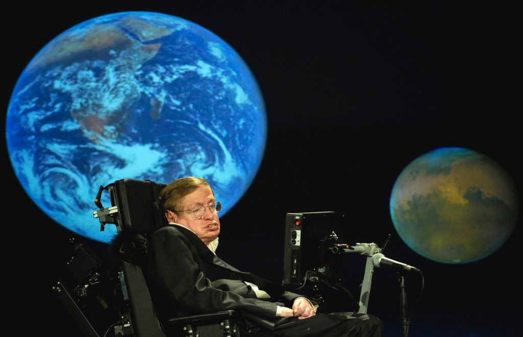 Stephen Hawking, durante una conferencia con motivo del cincuentenario de la NASA, el 21 de abril de 2008. Foto: Paul E. Alers / NASA.