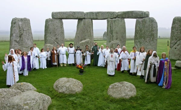 Druidas, celebrando una ceremonia en el monumento megalítico el 17 de cotubre de 2006. Foto: AFP.