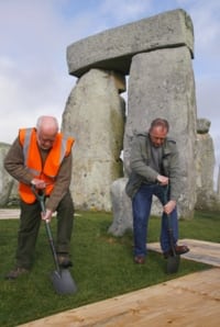 Tim Darvill y Geoff Wainwright dan inicio simbólicamente a los trabajos en Stonehenge. Foto: AFP
