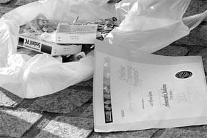 Parte de los residuos generados en el suicidio homeopático de Bilbao, incluido mi título de homeópata. Foto: Laura Esteban.