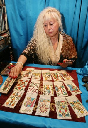 Sybila echa las cartas en su consulta. Foto: Vicente Martínez.