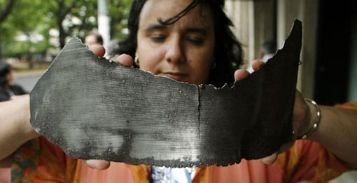 Andrea Pérez Simondini muestra un trozo de metal, de un ovni, que cayó en la casa de su madre tras una explosión ocurrida en 1991 en la ciudad argentina de Victoria. Foto: Efe.