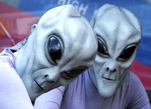 Dos 'extraterrestres' posan en una calle de Roswell. Foto: AP.