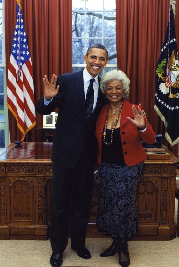 Barack Obama y Nichelle Nichols, protagonista de la serie 'Star Trek', hacen el saludo vulcano en el Despacho Oval el 29 de febrero. Foto. Nichelle Nichols.