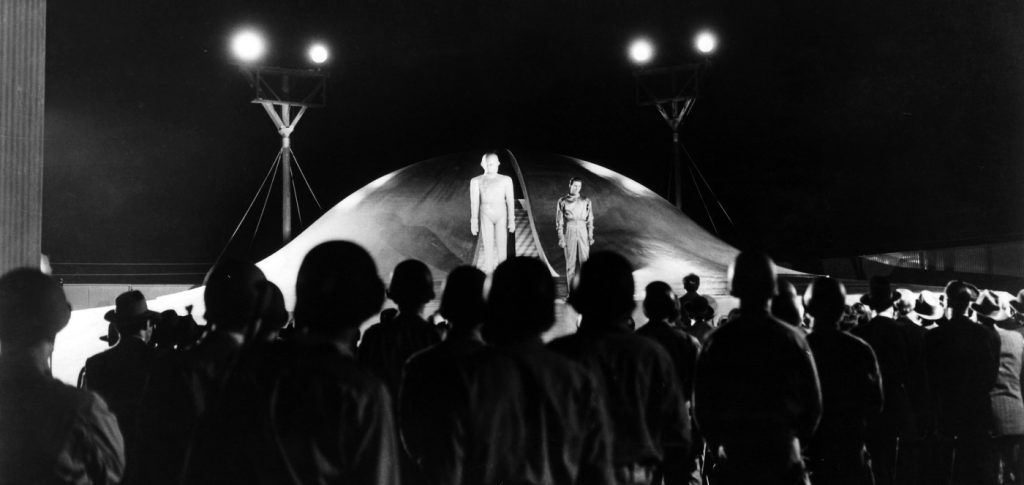 Klaatu da su ultimátum antes de abandonar a Tierra en su platillo volante.