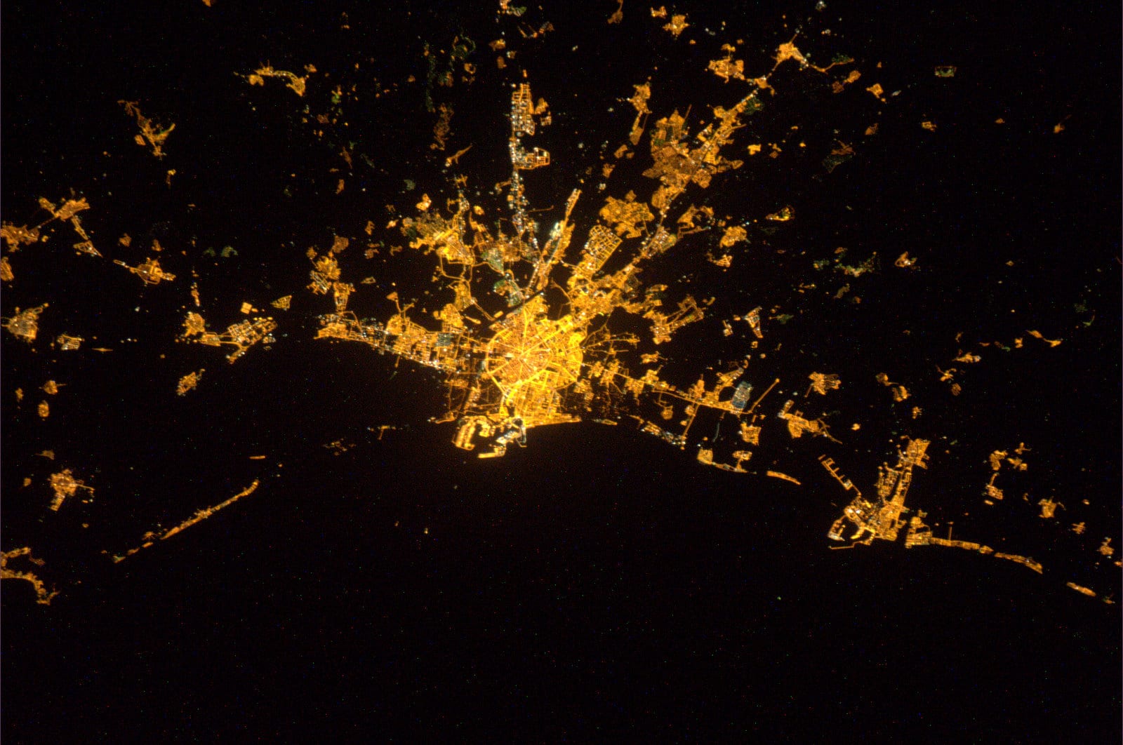 Valencia, de noche desde la ISS. Foto: Paolo Nespoli/ESA-NASA.