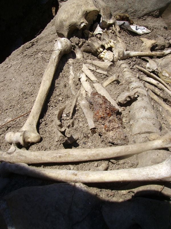 El esqueleto de uno de los 'vampiros' de Sozopol, con el trozo de hierro que le clavaron en el pecho. Foto: AFP.