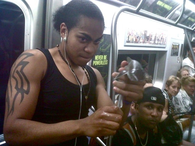 Un individuo, a principios de julio en el metro neoyorquino, con una cría de tiburón que vendía por 100 dólares. Foto: 'Gothamist'.