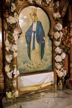 La imagen de la Virgen que gotea aceite en la iglesia de San Bishoy, en Port Said. Foto: Efe.