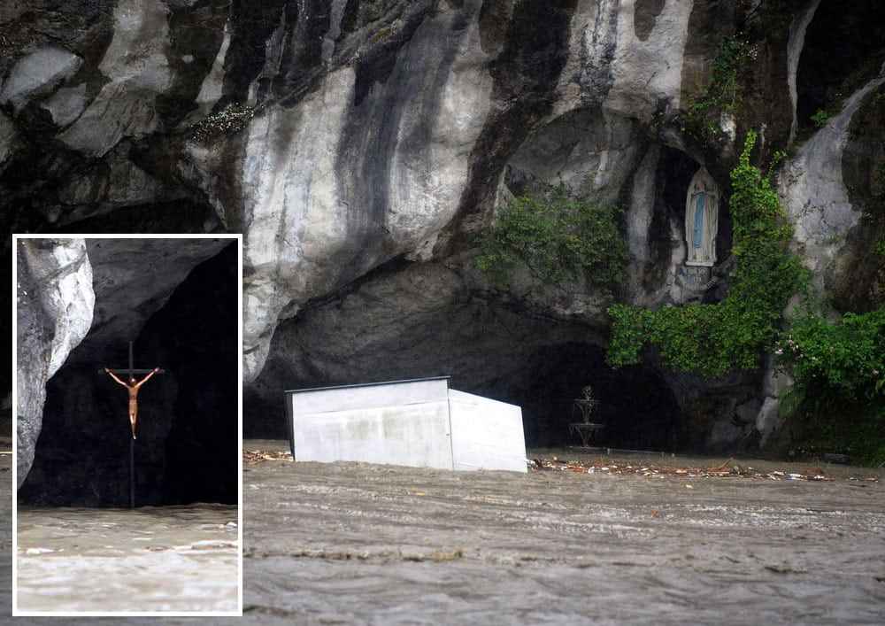 Una caseta pasa flotando por delante de la entrada de la gruta de Lourdes, con la figura de la Virgen María a la derecha y un detalle del Cristo de la cueva al que casi alcanza el agua. Foto: Laurent Dard (AFP).