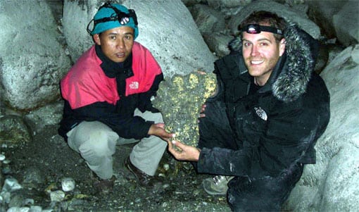 El guía nepalí Tul Bahadur Rai y Joshua Gates, con la presunta huella del yeti. Foto: AFP.