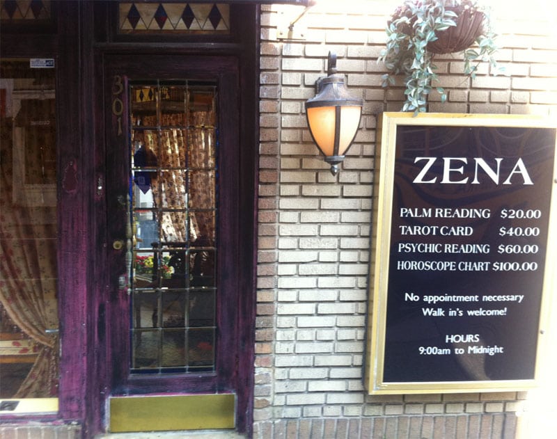 Entrada a Zena Clairvoyant, un vistoso local de adivinación situado en la confluencia de la Séptima Avenida con la calle Bleecker, en Greenwich Village (Nueva York). Foto: L.A. Gámez.