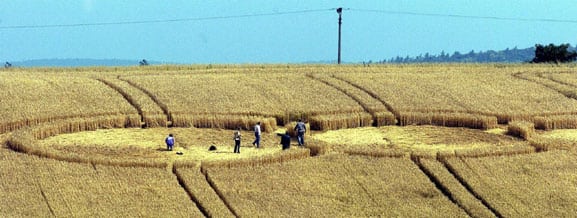 ¿HUELLAS DE OTROS MUNDOS? Aficionados a lo paranormal examinan un conjunto de círculos aparecidos en un campo de cereal en la República Checa en julio. Foto: Efe.