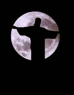 SÍMBOLO. El 'Cristo Redentor' del monte Corcovado, en Río de Janeiro, con la Luna llena. / Reuters.