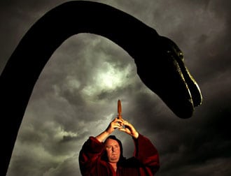 VENERADO. El brujo Kevin Carlyon ofició en junio de 2003 un ritual de protección para Nessie. Foto: Reuters.
