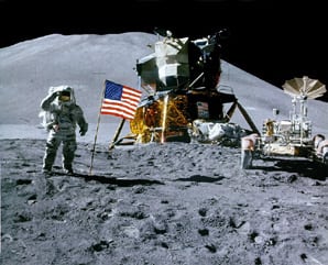 ¿ILUMINACIÓN IMPOSIBLE? James Irwin, del 'Apollo 15', saluda a la bandera el 31 de julio de 1971. La bandera y el 'United States' del lateral del módulo lunar pueden verse gracias a que la luz del Sol, que está a la izquierda, se refleja en el objeto blanco que hay a los pies de la nave. Foto: NASA.