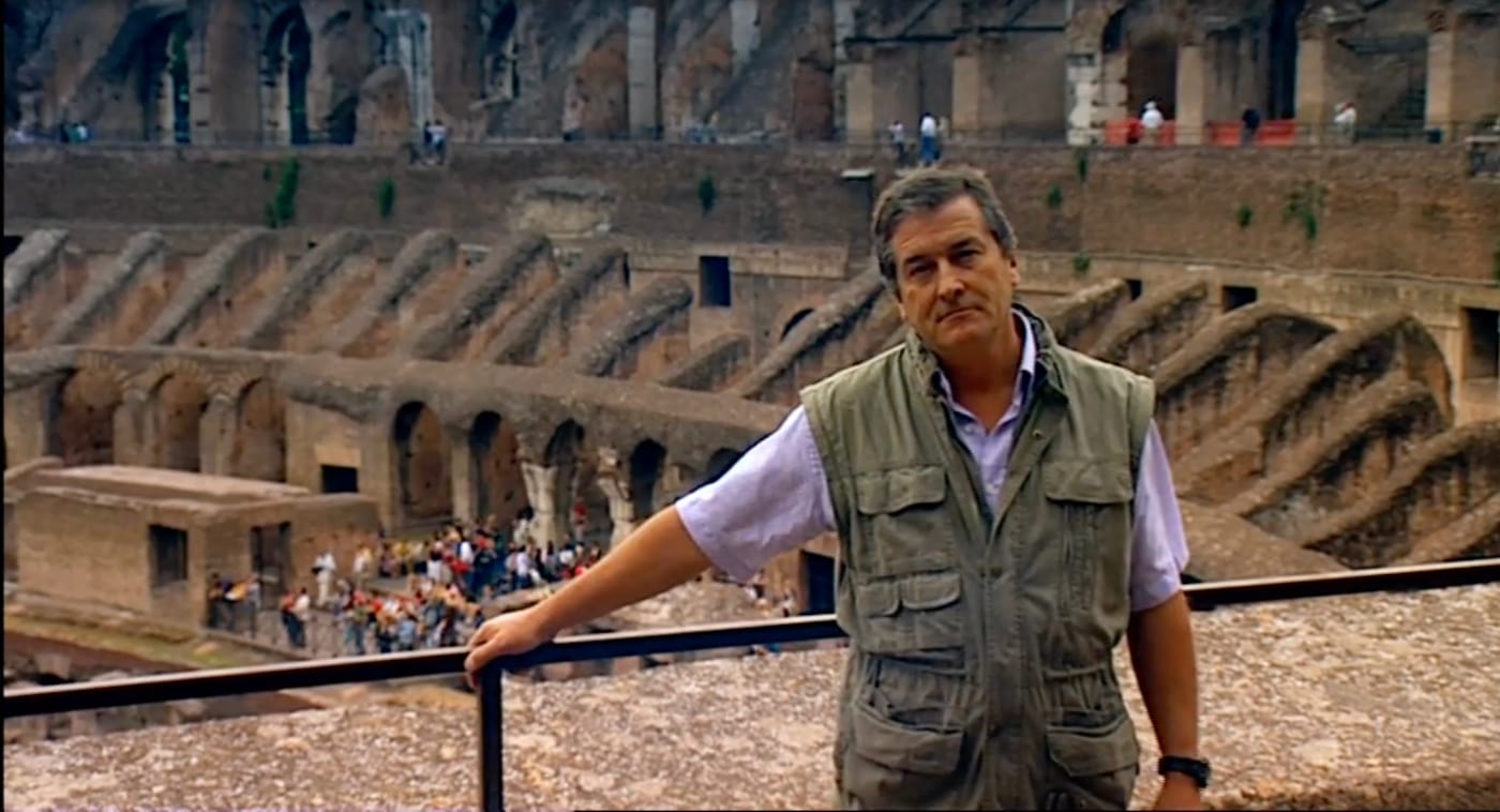 Juan José Benítez, en el anfiteatro Flavio en una escena de 'Planeta encantado', mientras explica como Jesús visitó Roma y presenció los juegos en el Coliseo. Foto: TVE.