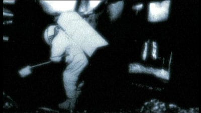 Un astronauta explorando las ruinas alienígenas de la Luna, en el vídeo presentado por Benítez.